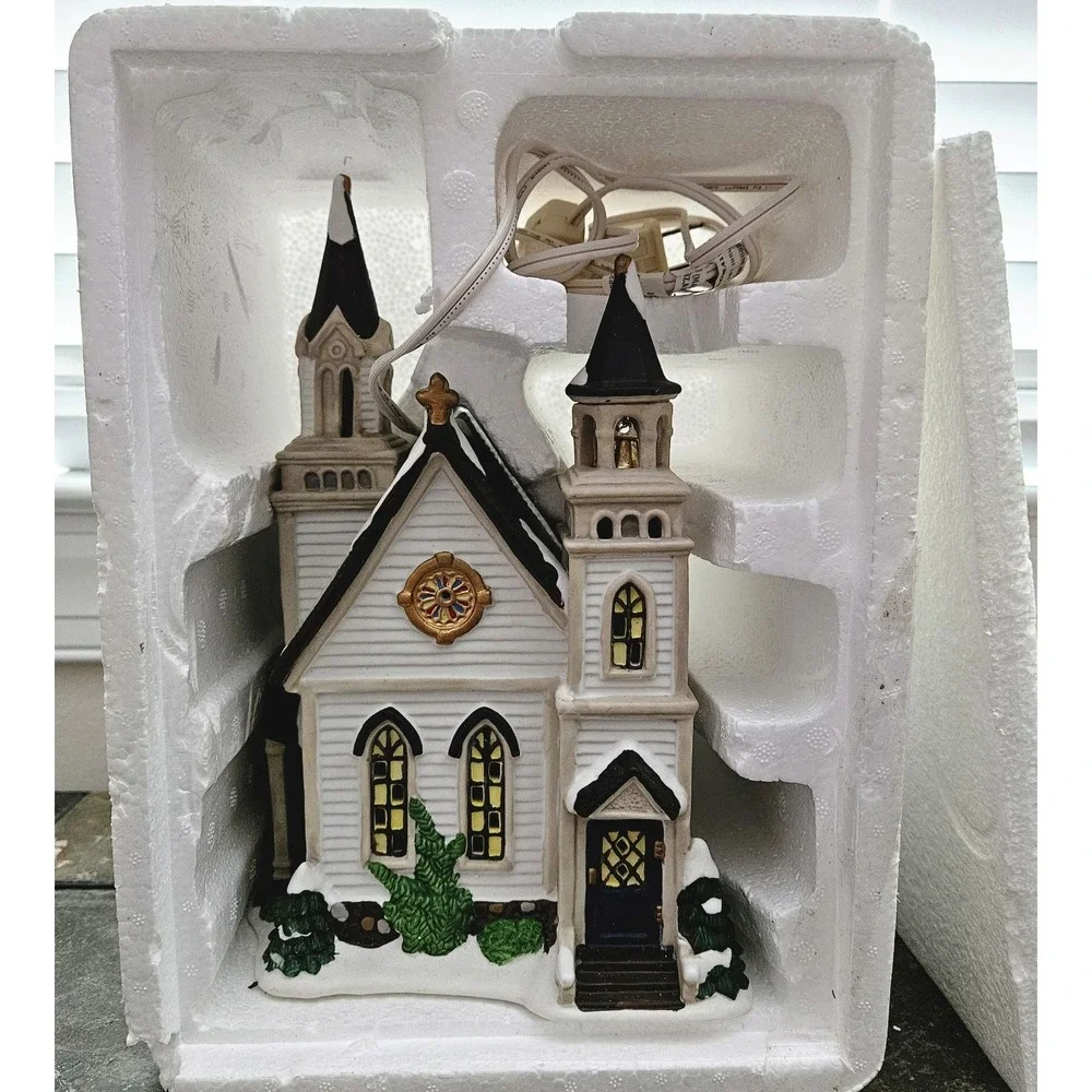 Carole Towne Owen Chapel 2002 •Lighted Church w/ Cord • Lemax Manufactured • Box